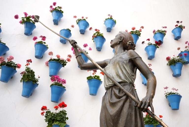 Homenaje de Córdoba en bronce a los cuidadores de los Patios