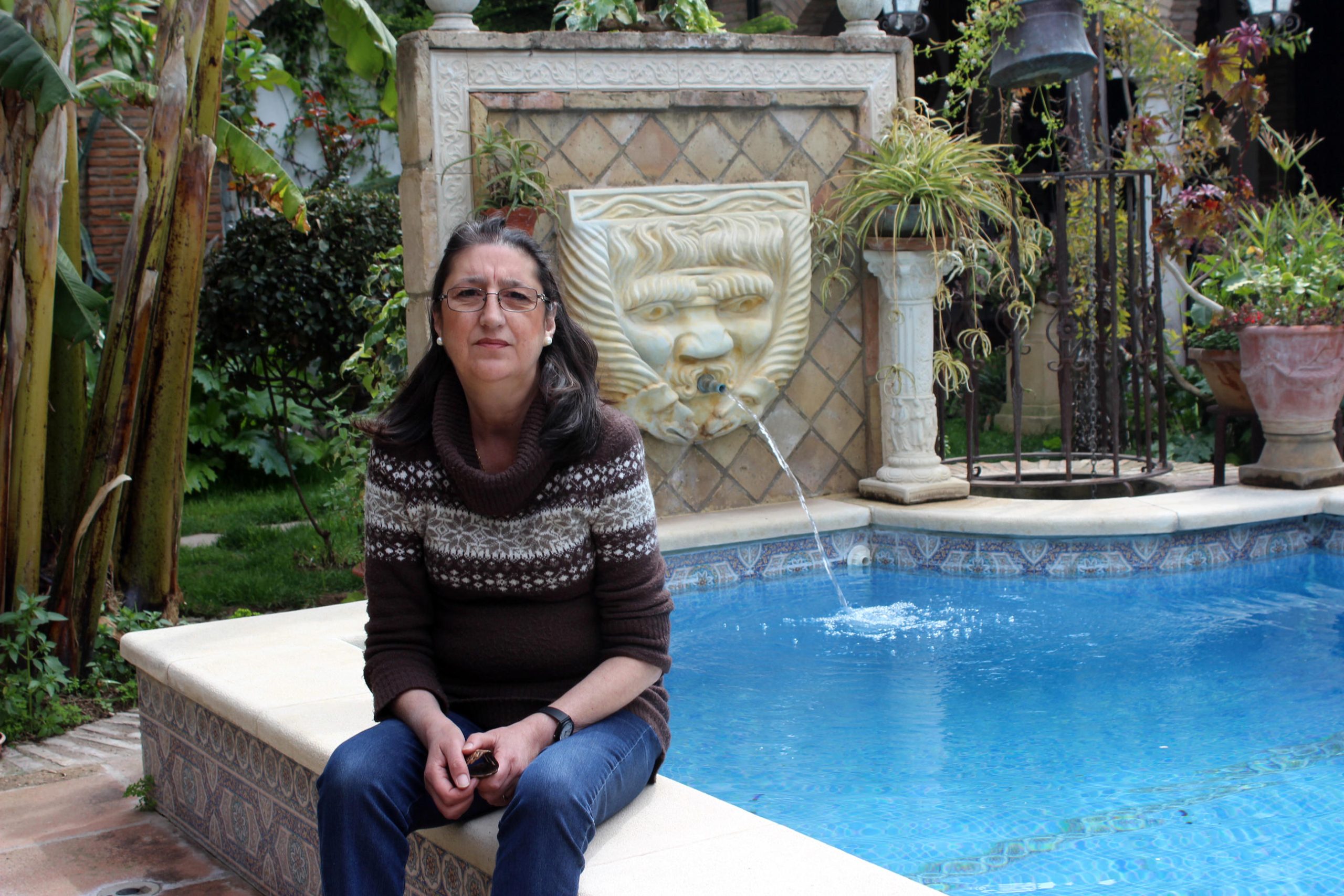 Carmen Lopera en la piscina de su patio de Aceite 8