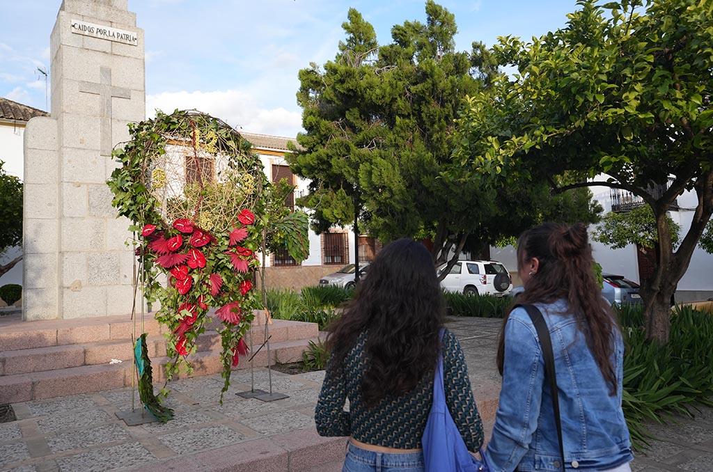 Uno de los montajes florales que se pueden visitar en Cañete de las Torres. FOTO: Chencho Martínez
