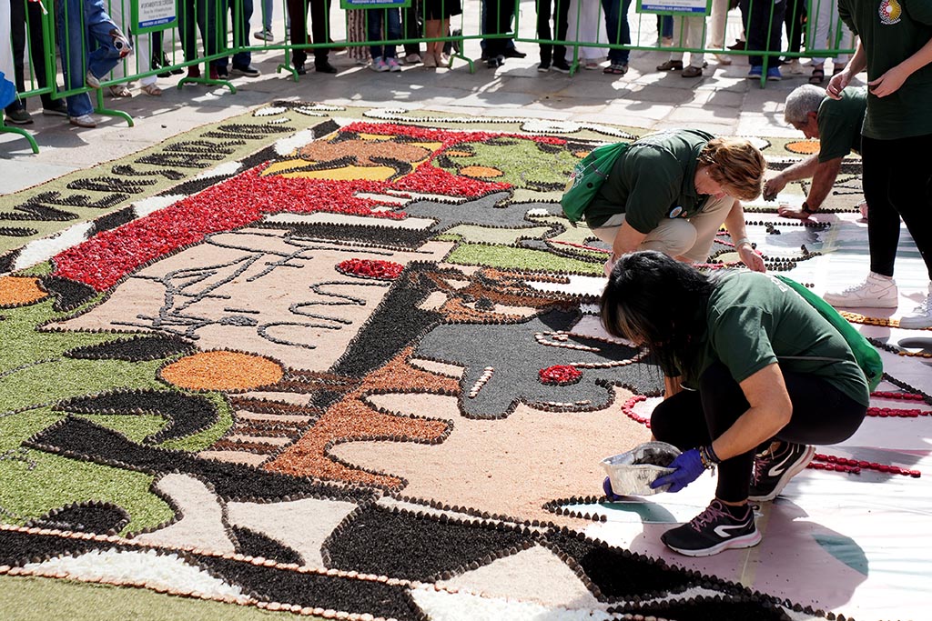 Elaboración de la alfombra. FOTO: CHENCHO MARTÍNEZ