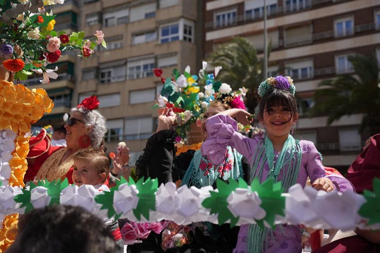 Cien mil claveles en la Batalla de las Flores de Córdoba 2025 (galería de fotos)